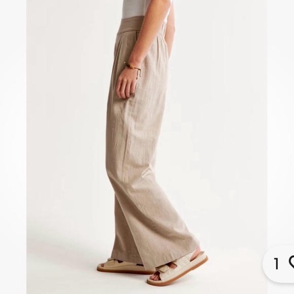 Abercrombie & Fitch Wide Leg Pleated Pants - Beige - Picture 4 of 9